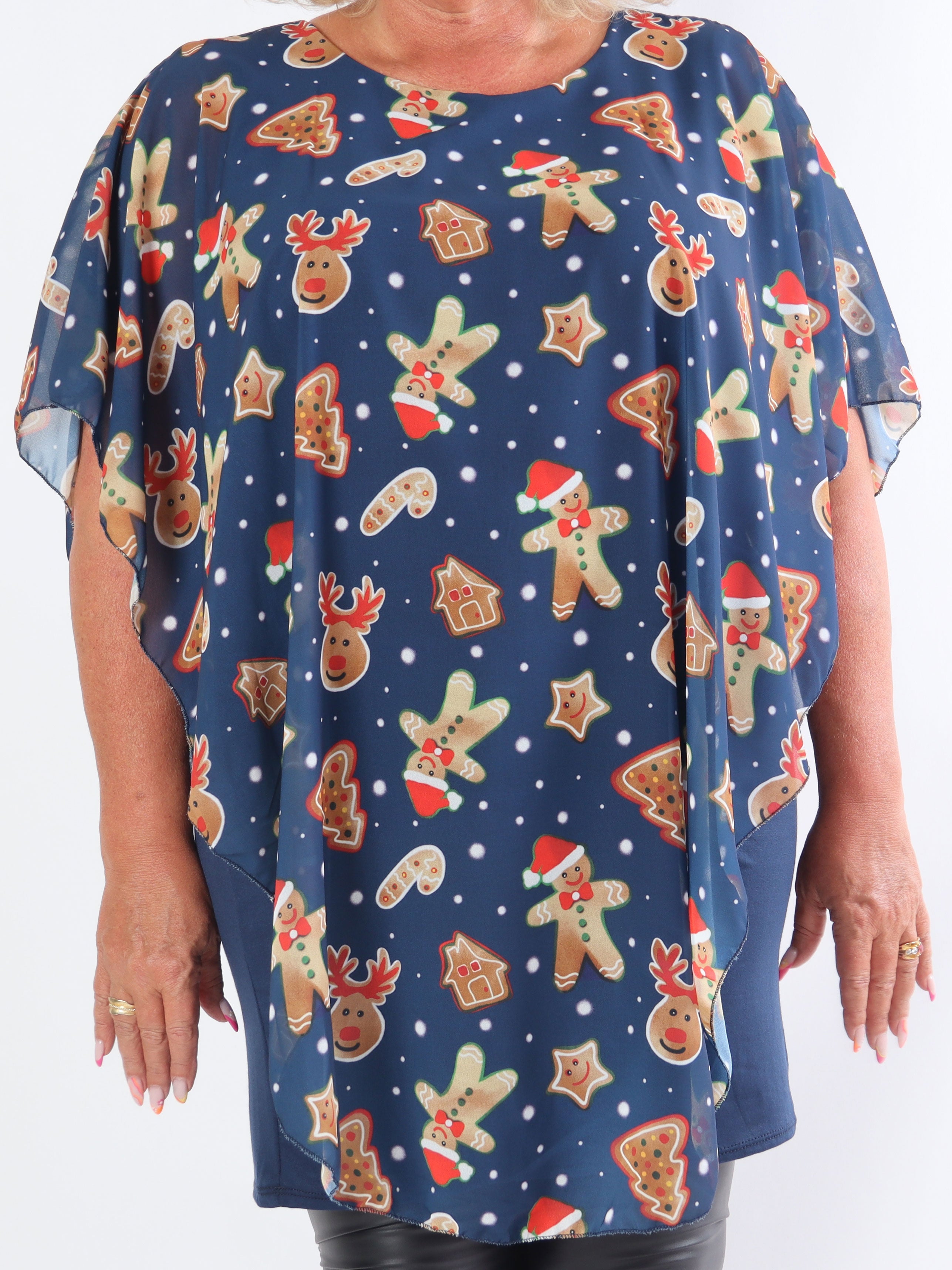 Kenya Gingerbread - Tunikaklänning i plus size med chiffonglager och jultryck